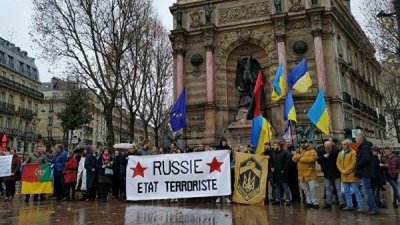 В Париже митингующих украинцев с бандеровским флагом забросали яйцами